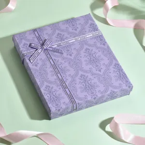 Elegante scatola regalo viola con nastro, motivo damascato vintage per gioielli e collane.