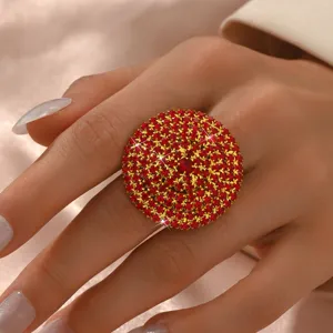 Vista dettagliata di uno splendido anello con strass rossi, design geometrico scintillante.