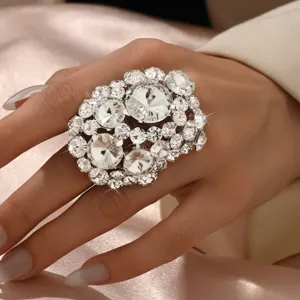 Primo piano dettagliato di un anello statement di lusso in strass geometrico per donne.