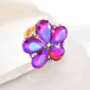 Dettaglio dell'anello con fiore in cristallo scintillante e splendido design in strass.