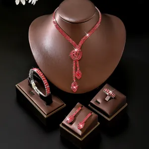 Primo piano dettagliato del set di gioielli in strass di cristallo rosso con nappa.