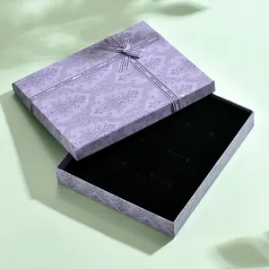 Scatola regalo viola con fiocco e inserto in velluto nero per gioielli anelli collane.