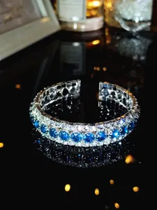 Retro Strass offener Armreif mit glänzenden blauen und klaren Kristallen für Damen.