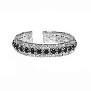 Silberfarbene Strass-Armspange mit dunkelgrünen Steinen, elegantes Modeschmuck-Accessoire.