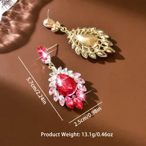 Gros plan de boucles d'oreilles pendantes en cristal vintage avec des pierres rouges.