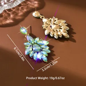 Vue détaillée de boucles d'oreilles pendantes géométriques en cristal aux pierres colorées.