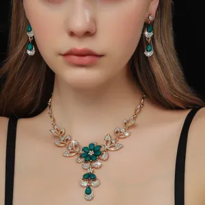 Vista dettagliata della collana e degli orecchini da sposa in strass verde lussuoso