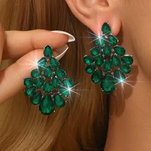 Dettaglio di orecchini pendenti in cristallo verde, elegante design in lega chic.