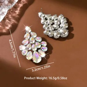 Vue détaillée de boucles d'oreilles pendantes en cristal coloré, design géométrique, 4.5cm.