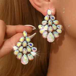 Magnifiques boucles d'oreilles en cristal iridescent, design géométrique pour fête.
