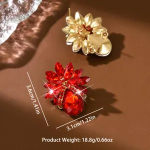 Gros plan de boucles d'oreilles fleurs en cristal rouge montrant l'incrustation de strass et le dos.
