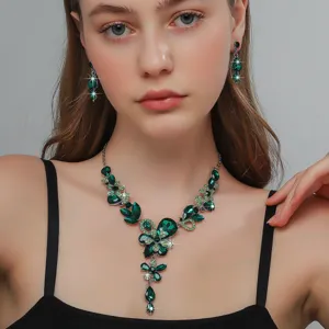 Primo piano dettagliato della collana con fiori in strass verde e orecchini coordinati.