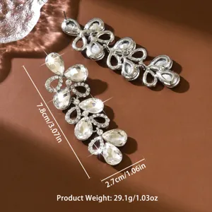Vue en gros plan detaillee de boucles d'oreilles pendantes en cristal, bijoux fantaisie.