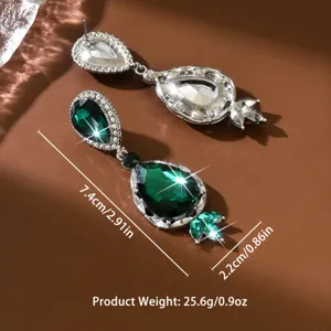 Élégantes boucles d'oreilles pendantes en cristal vert émeraude avec des strass scintillants.
