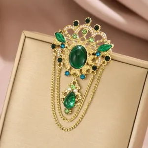 Spilla vintage barocca oro cristalli verdi con nappe a catena elegante gioiello accessorio