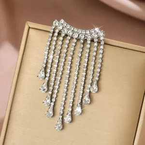 Dettaglio ravvicinato di frange in strass scintillanti per gioielli alla moda eleganti.