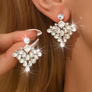 Primo piano dettagliato dei lussuosi orecchini pendenti in strass di cristallo indossati.