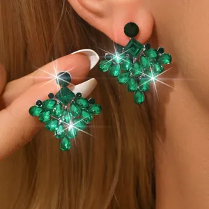 Splendidi orecchini geometrici con strass verdi, eleganti gioielli moda di tendenza per donna.