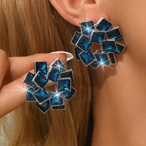 Dettaglio orecchini cristallo blu scuro, eleganti orecchini a lobo geometrici in lega.