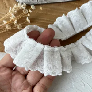 Witte dubbellaags geplooide kantrand 3.5cm breed voor DIY pop kleding en Lolita kraagjes.