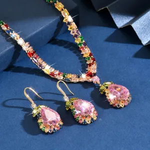 Splendido set di gioielli con collana e orecchini in zircone, accessorio moda di lusso.