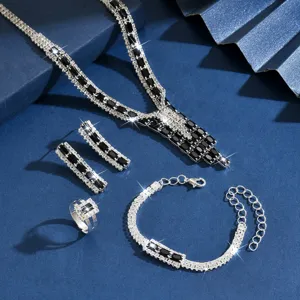Primer plano de conjunto de joyas de circón brillante con cristales negros rectangulares