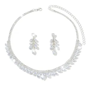 Gros plan détaillé d'un ensemble collier et boucles d'oreilles en zircone et strass brillants.