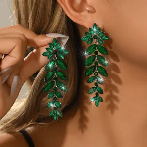 Eleganti orecchini pendenti con foglie di cristallo verde, gioielli di strass di lusso.