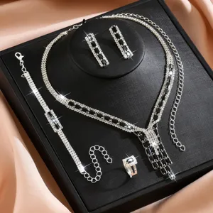 Vista detallada del lujoso juego de joyas de diamantes de imitación plateados con collar aretes.