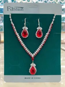 Set di gioielli con collana e orecchini in zircone goccia rosso lusso per donna elegante.