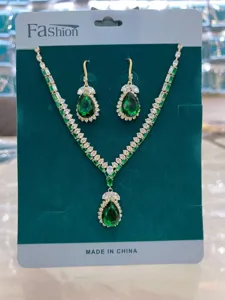 Collana e orecchini in zircone goccia verde vista dettaglio, set di gioielli in cristallo lucido