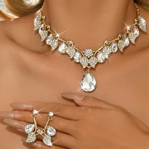 Elegante set di gioielli collana e orecchini con foglie di cristallo color oro.