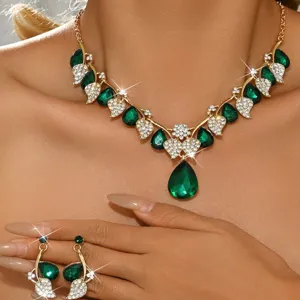 Elegante set di gioielli con collana e orecchini a foglia di gemma verde in dettaglio