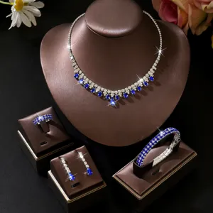 Gedetailleerd shot van luxe zilveren sieradenset met blauwe druppelkristallen, oorbellen.