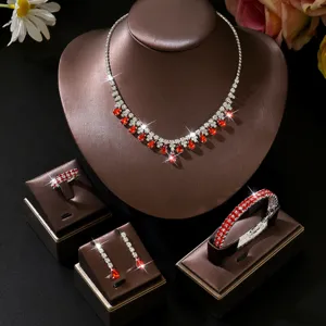 Bruid rode kristal strass zilveren ketting oorbellen armband ring sieraden set detail