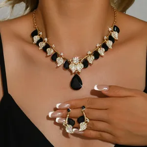 Set di gioielli da donna con collana e orecchini di foglie di gemma a goccia nera placcati in oro