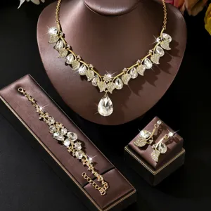 Completo di gioielli elegante con collana bracciale e orecchini a foglia di cristallo.