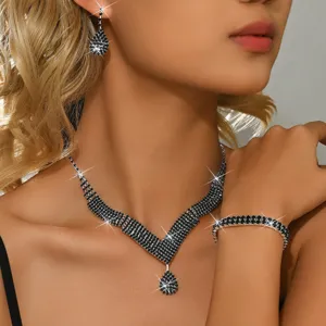 Primo piano dettagliato di un set di gioielli di lusso con collana e orecchini in strass.
