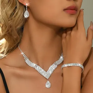 Primo piano dettagliato di un set di gioielli scintillanti con collana, orecchini e bracciale.