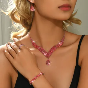Elegante set di gioielli in strass rossi con collana, orecchini, bracciale e anello.