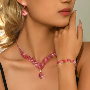 Splendido set di gioielli in strass rossi con collana a V, orecchini e bracciale coordinato.