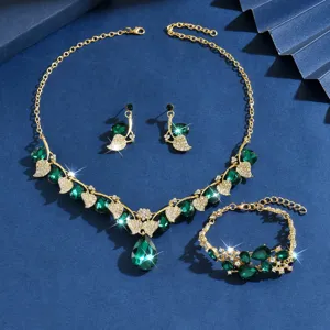 Stupendo set di gioielli vintage in cristallo verde con collana, orecchini e braccialetto coordinati.