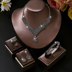 Primo piano del set di gioielli di lusso in strass nero con collana e orecchini.