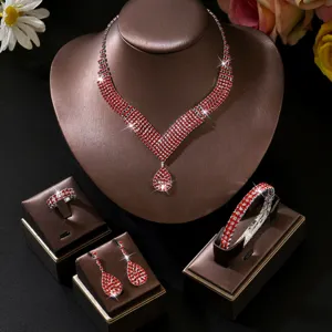 Vista dettagliata del set di gioielli di lusso in strass rossi con collana, orecchini e bracciale.