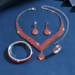 Dettaglio splendido set di gioielli in strass rosso, collana scintillante, orecchini, bracciale, anello.