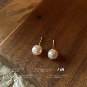 Κομψά σκουλαρίκια πέρλας 8mm με ασημένιες βελόνες 925, μινιμαλιστικά κοσμήματα.