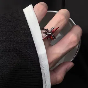 Primer plano de los detalles del anillo abierto estrella roja punk oscuro con diseño único.
