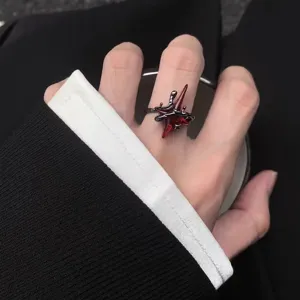 Detalle en primer plano del anillo punk gotico de estrella roja con banda abierta.