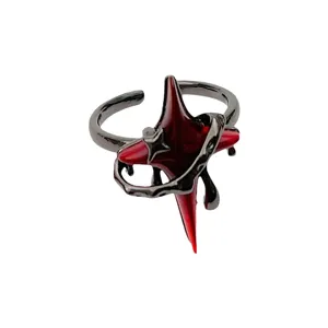 Detalle de anillo abierto de estrella roja gótica, joyería de dedo ajustable estilo punk Y2K.