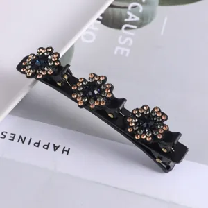 Close-up van zwarte meerlaagse haarklem met strass-bloemen, glanzend haaraccessoire voor styling.